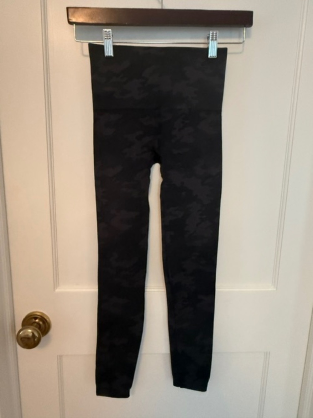 SPANX Look At Me Now Seamless Leggings in Black Camo - Size S